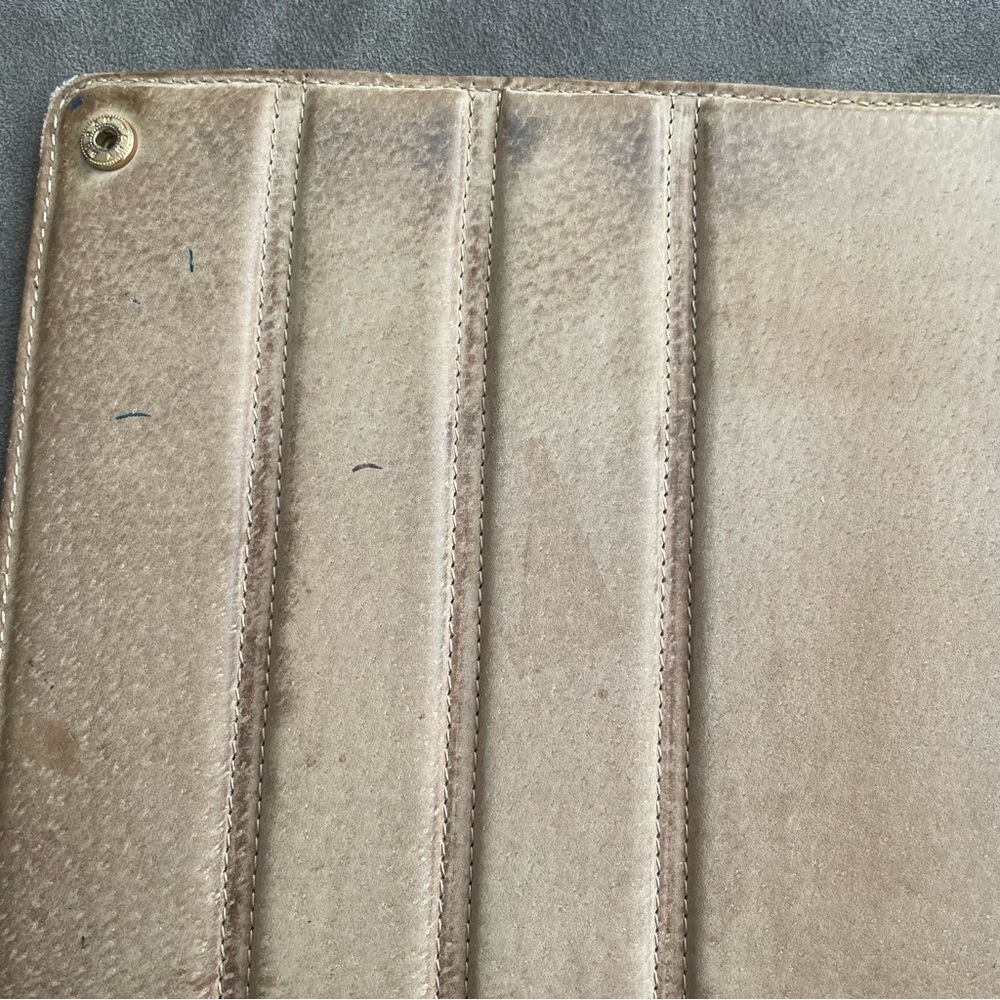 Tory Burch leather ipad case (fits 2,3 and 4) - Picture 3 of 11